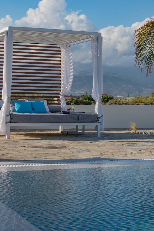 Villa Pnoe Seaside Каламаки Екстериор снимка