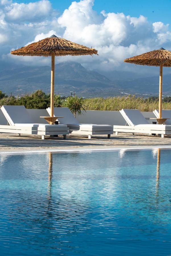 Villa Pnoe Seaside Каламаки Екстериор снимка