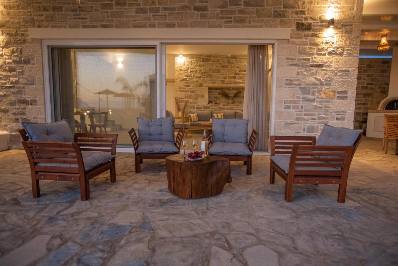 Villa Pnoe Seaside Каламаки Екстериор снимка