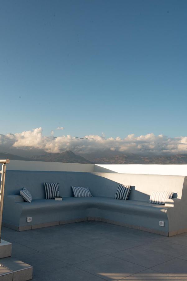 Villa Pnoe Seaside Каламаки Екстериор снимка