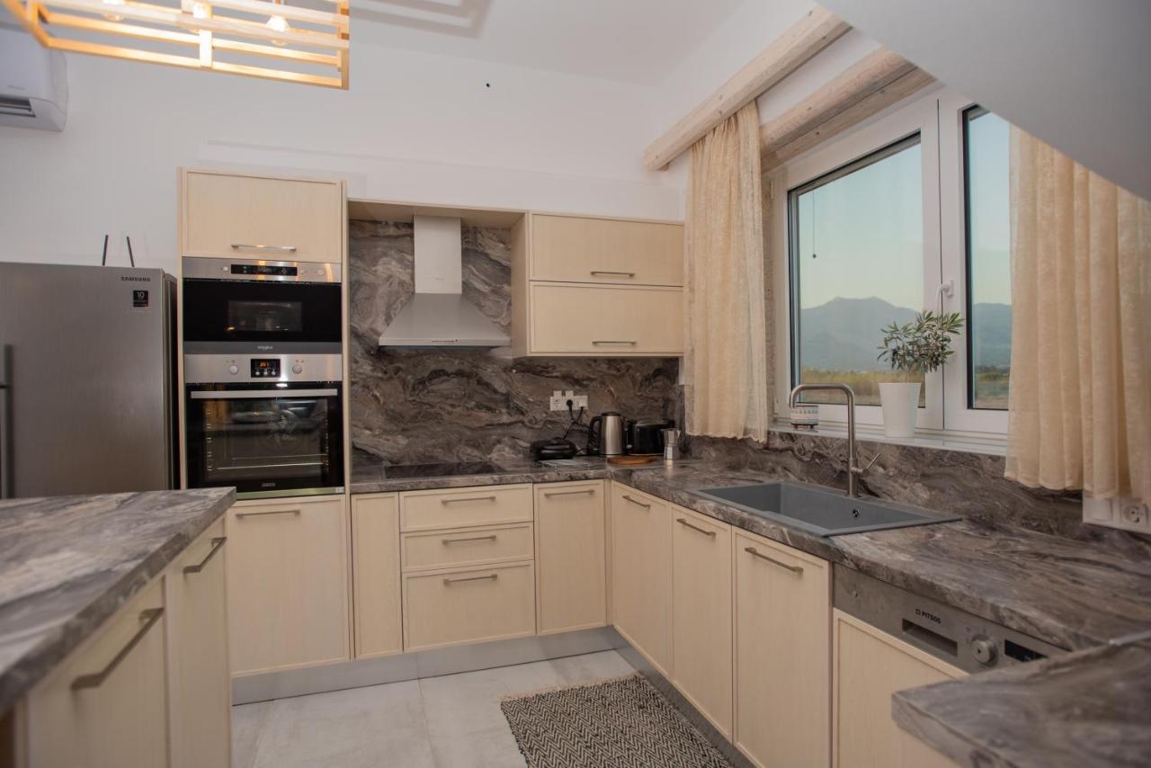 Villa Pnoe Seaside Каламаки Екстериор снимка