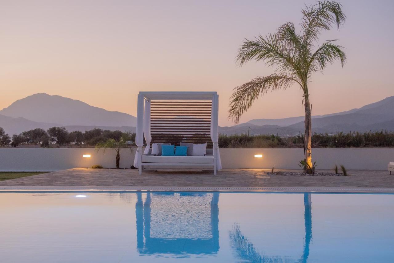 Villa Pnoe Seaside Каламаки Екстериор снимка