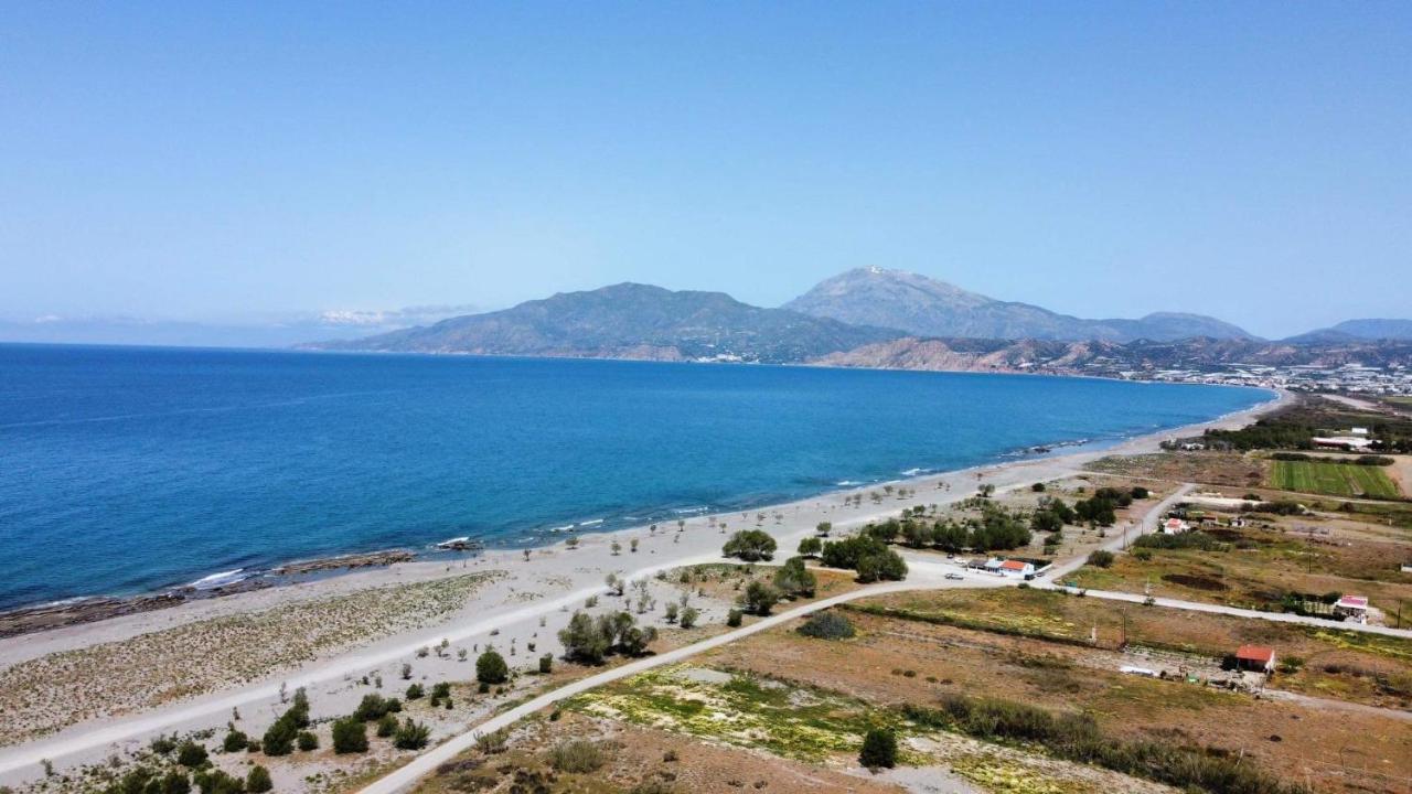 Villa Pnoe Seaside Каламаки Екстериор снимка