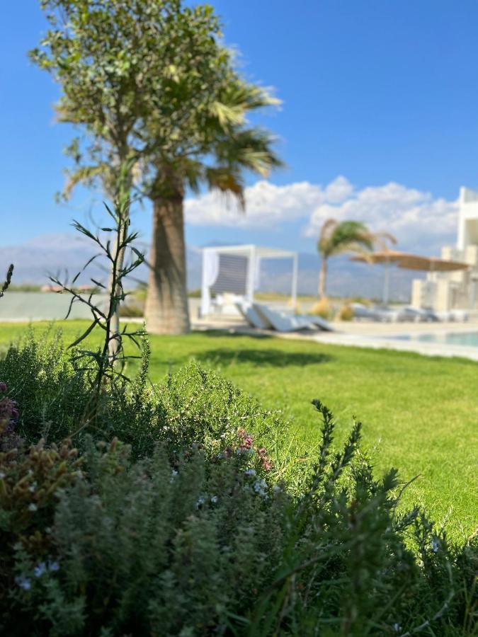 Villa Pnoe Seaside Каламаки Екстериор снимка
